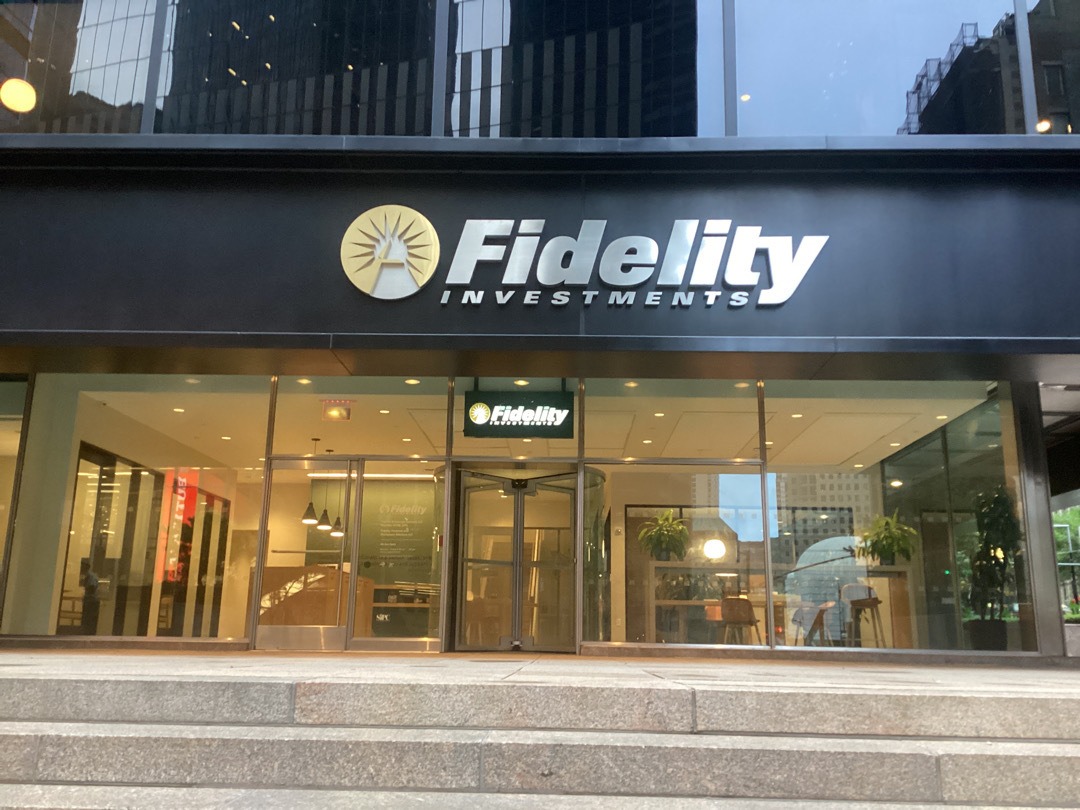 Fidelity's ETF Surge: $850M ESG Debut Meets Bitcoin Inflow Rebound