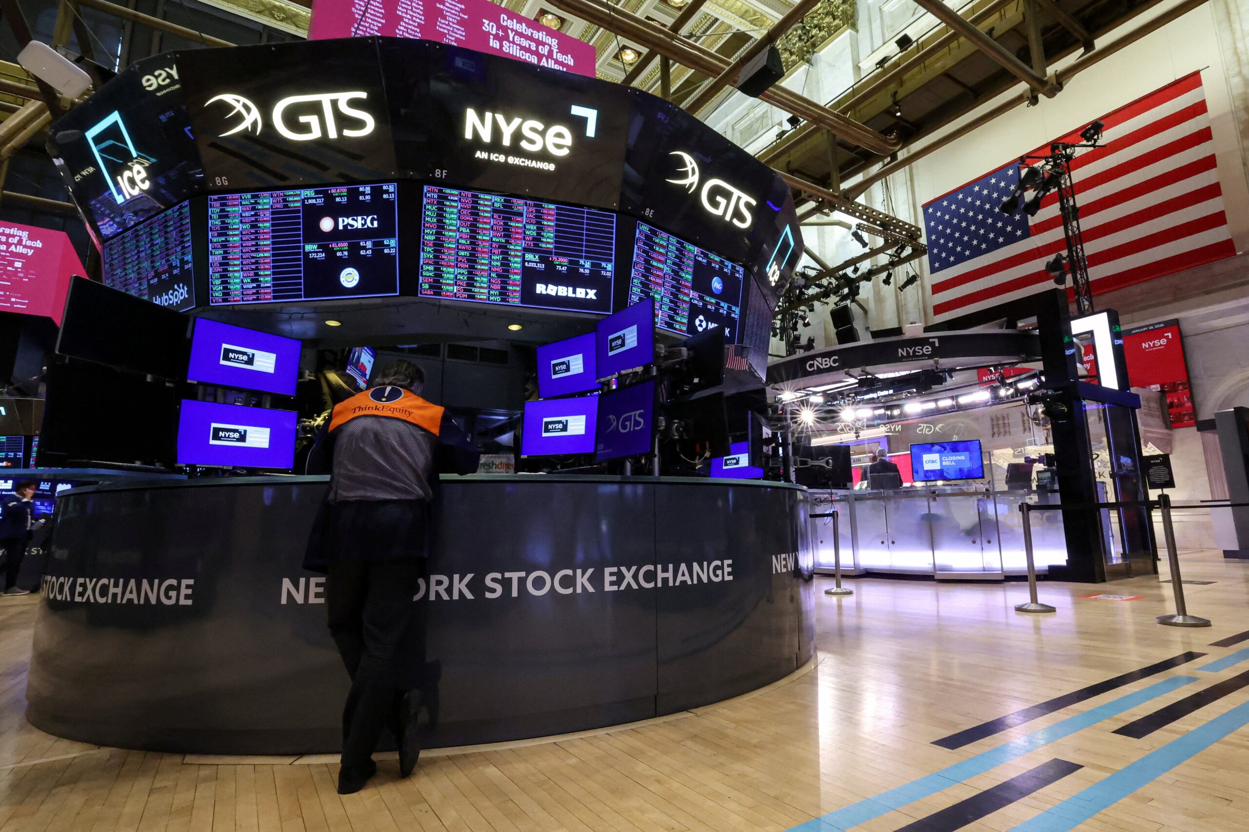 S&P 500 Futures Slip as Iran Strikes and Fed Minutes Rattle Markets
