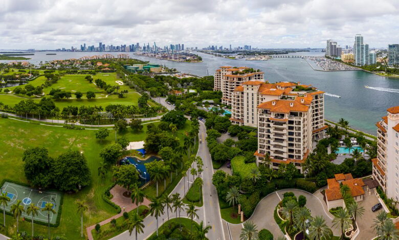 U.S. Housing Market Splits: Luxury Surges as Mainstream Stalls