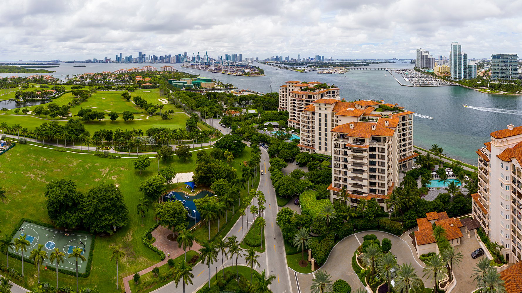 U.S. Housing Market Splits: Luxury Surges as Mainstream Stalls